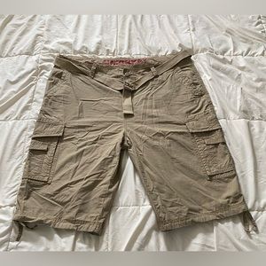 Men’s Unionbay Size 46 cargo shorts capri with belt khaki
